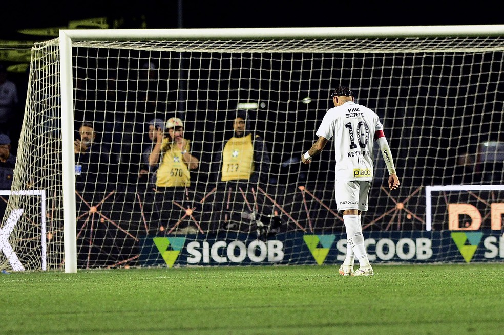 Neymar deixa o campo após Santos ser goleado pelo Vasco — Foto: Marcos Ribolli