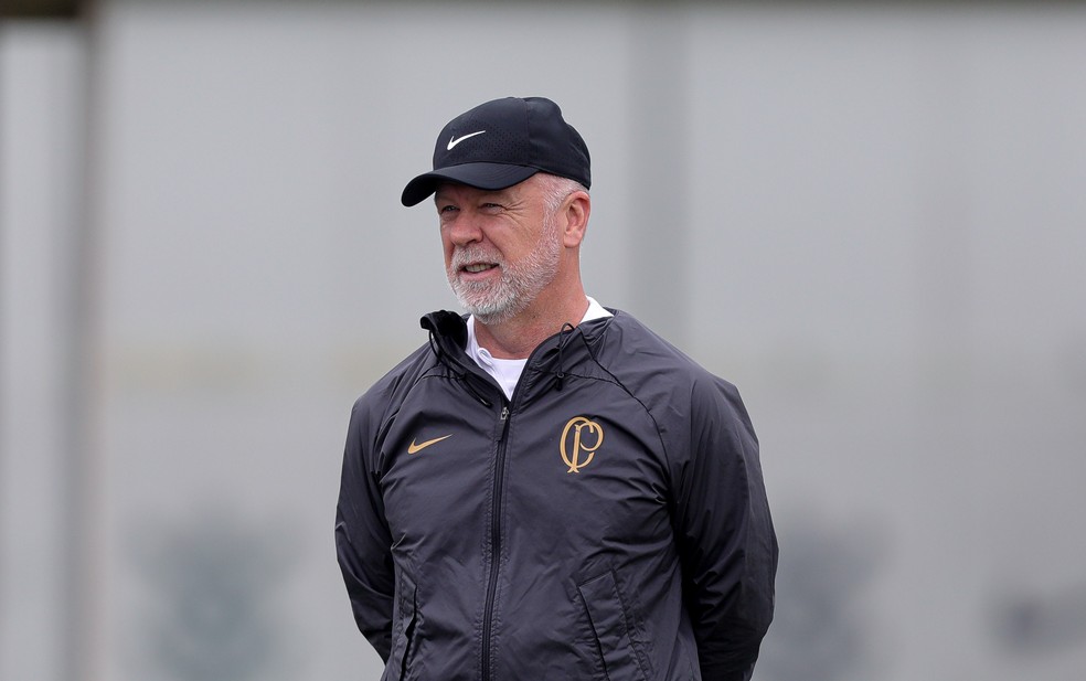 Mano Menezes comanda treino do Corinthians no CT Joaquim Grava — Foto: Rodrigo Coca/Agência Corinthians