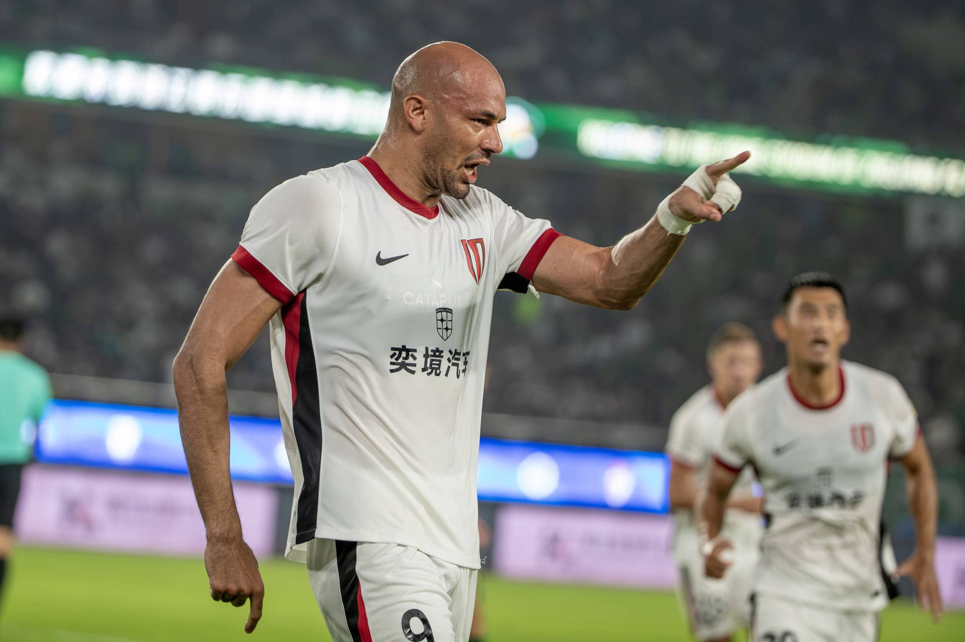 Felipe Silva marca, fecha sequência sem vitórias de clube e se aproxima de título da Superliga Chinesa