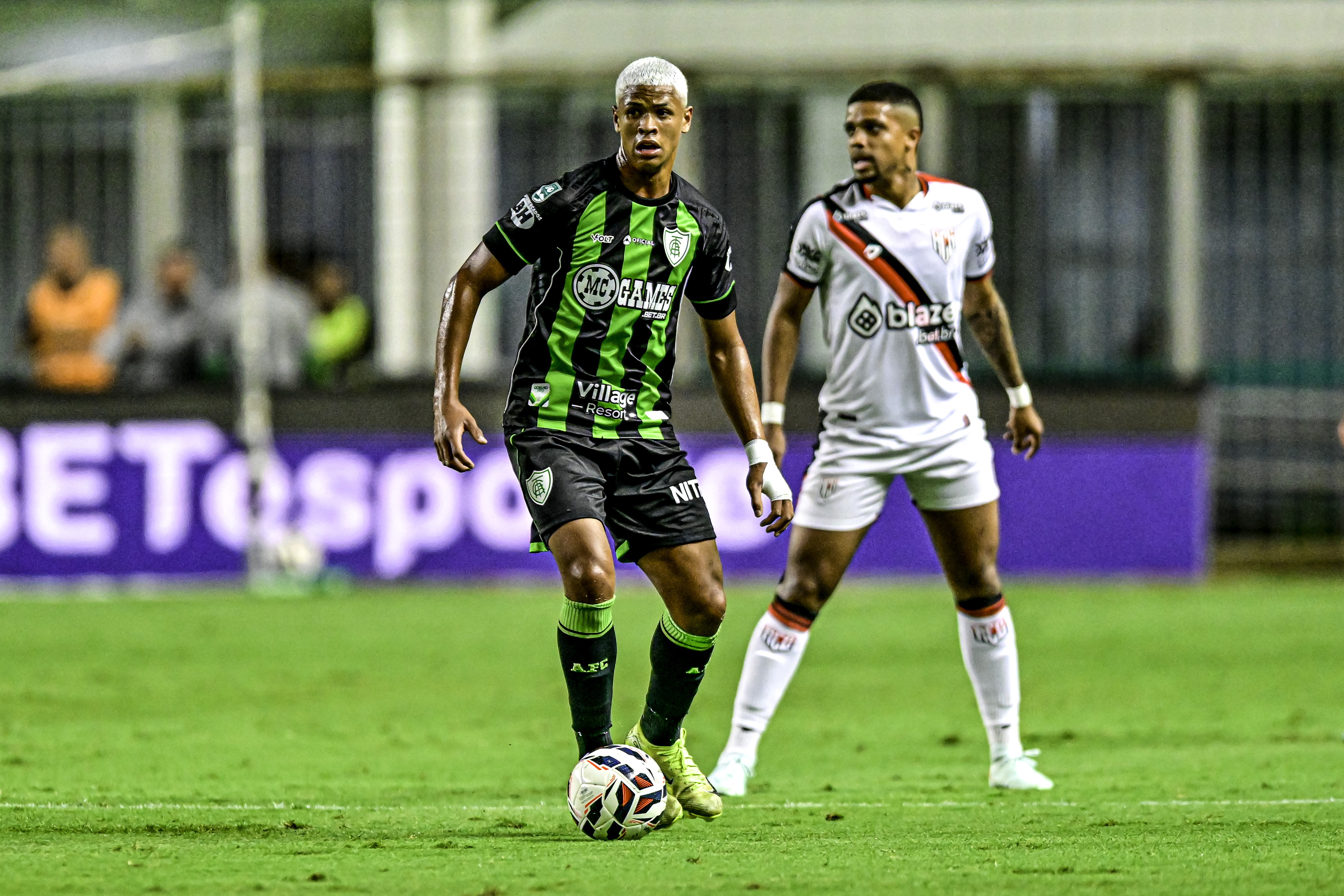 Vasco anuncia a volta de Cauan Barros 