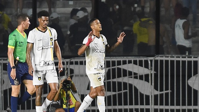 Ygor Catatau, do Volta Redonda, comemora gol sobre o Vasco