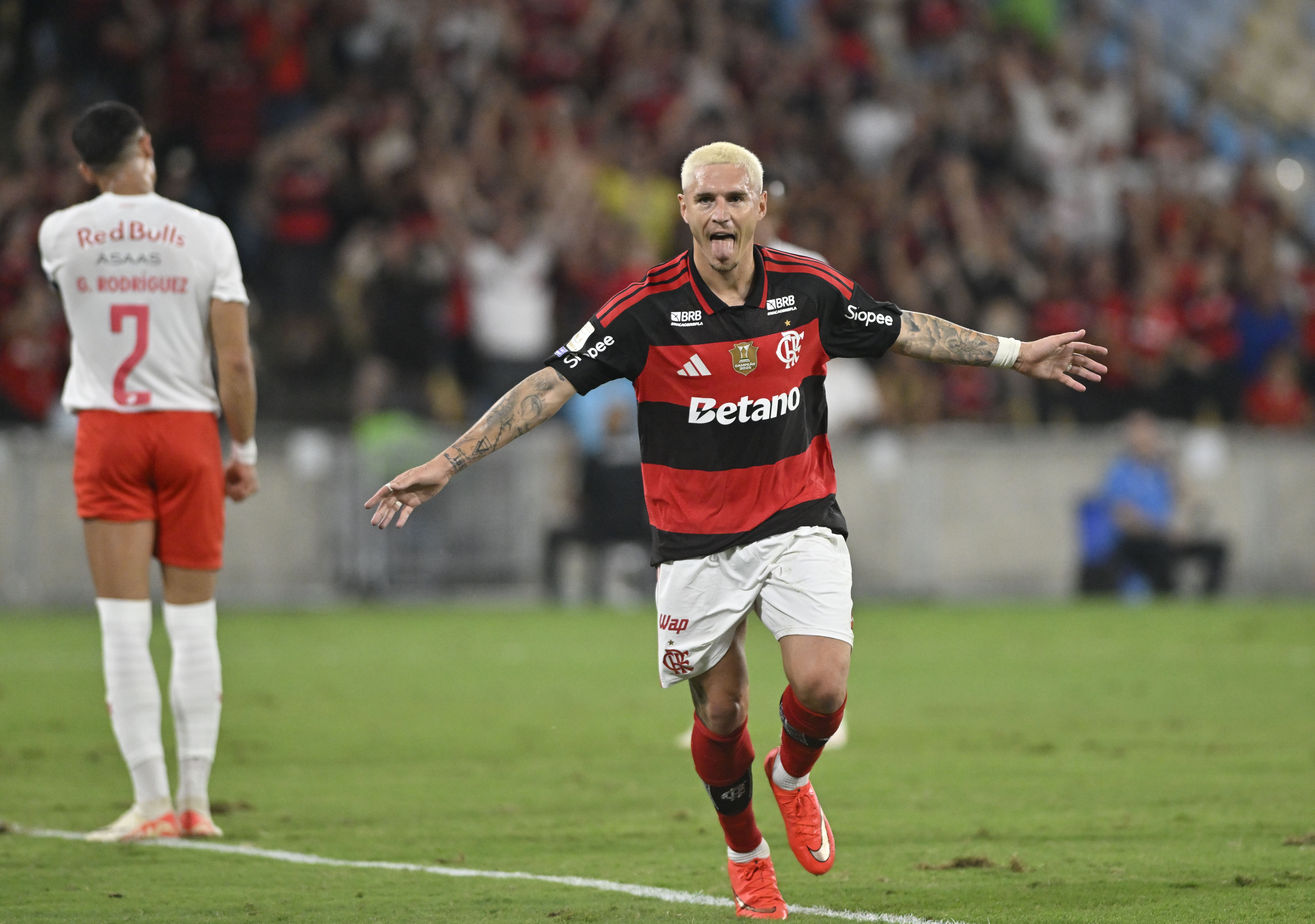 Análise: Flamengo volta a arriscar resultado mesmo com domínio e vence após acerto tático