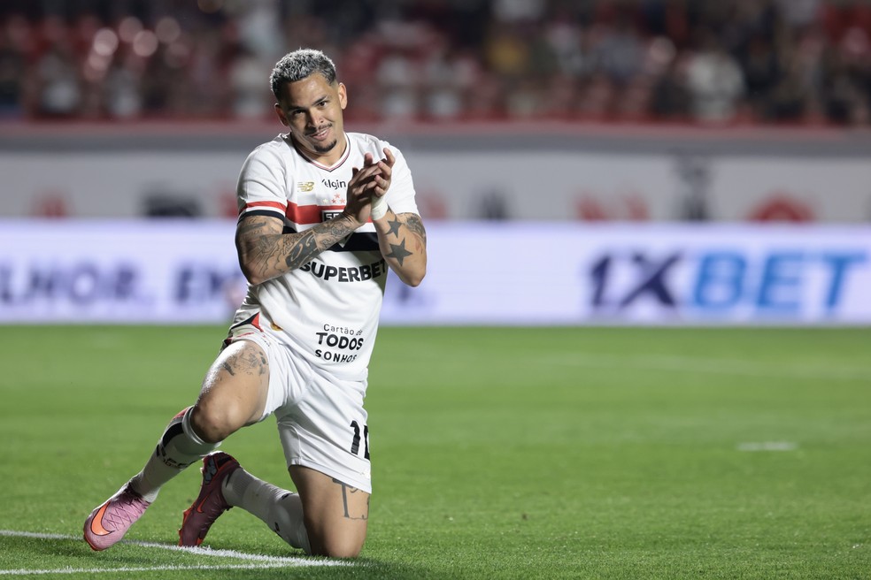 Luciano comemora gol pelo São Paulo contra o Bahia, recebendo cartão amarelo em seguida.