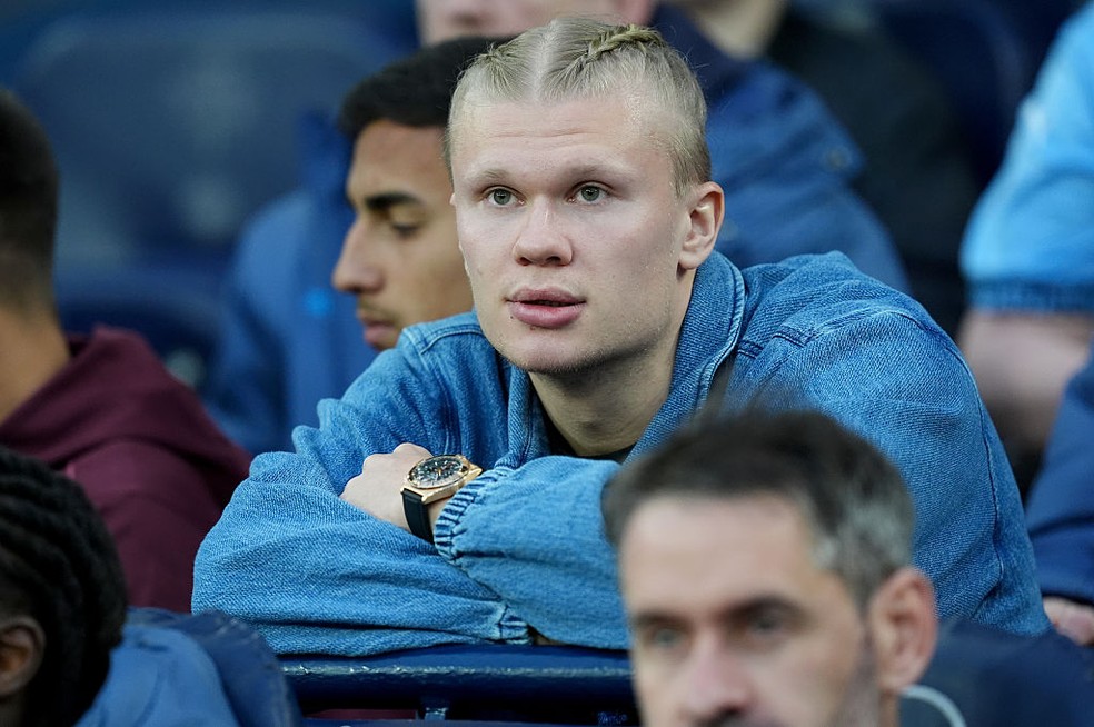 Lesionado, Haaland aparece no Etihad Stadium com penteado novo para assistir a City x Aston Villa — Foto: Martin Rickett/PA Images via Getty Images