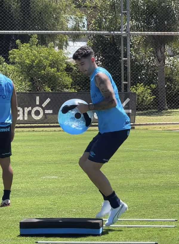 Villasanti treina pela primeira vez no Grêmio durante pré-temporada competitiva.