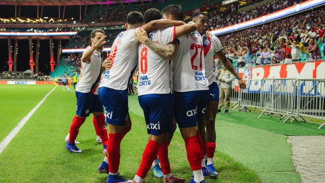 Jogadores do Bahia comemoram gol contra o Athetico