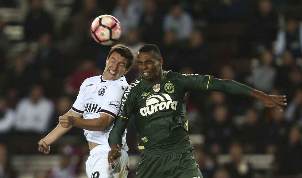 Luiz Ot�vio em Lan�s x Chapecoense � Foto: AP Photo/Agustin Marcarian