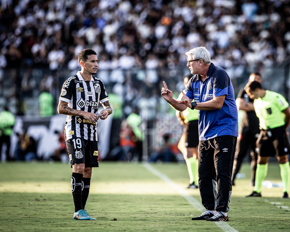 O técnico Odair Hellmann passa orientações ao volante Dodi — Foto: Raul Baretta/ Santos FC