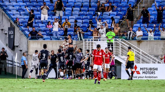 Wallyson é erguido pelos companheiros na comemoração