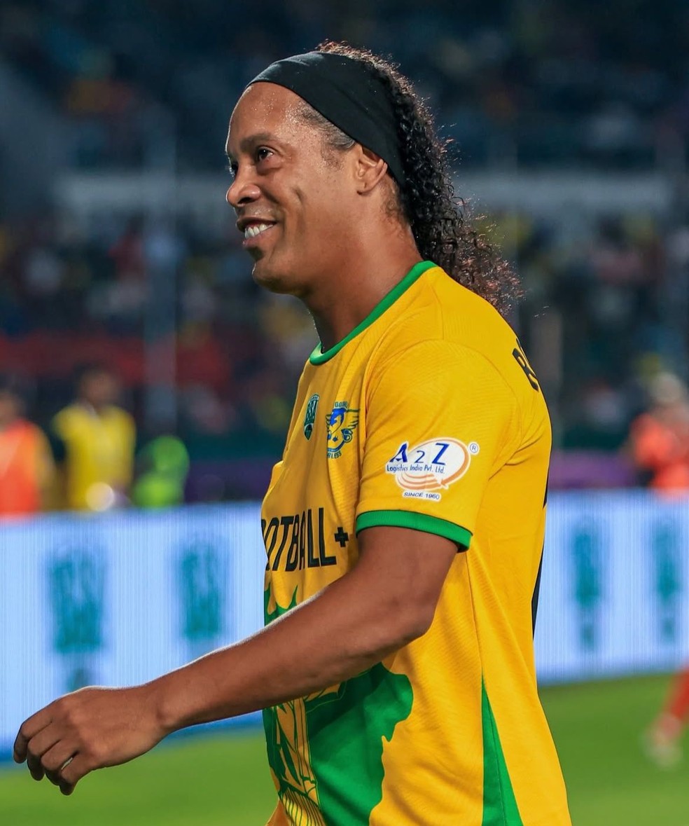 Ronaldinho Gaúcho em campo durante jogo festivo com All Stars da Índia, em Chennai — Foto: Brazil Soccer Academy