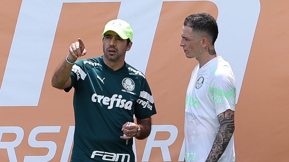 Abel Ferreira e Aníbal Moreno conversam em treino do Palmeiras — Foto: Cesar Greco