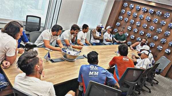 Jogadores do Cruzeiro discutem com organizada punida em reunião franca.