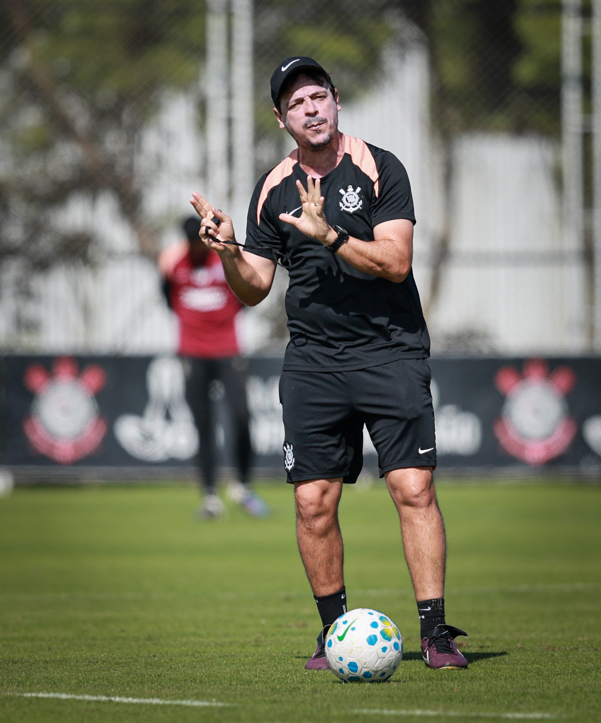 Corinthians se prepara para amistoso com treino tático sob comando de Diniz