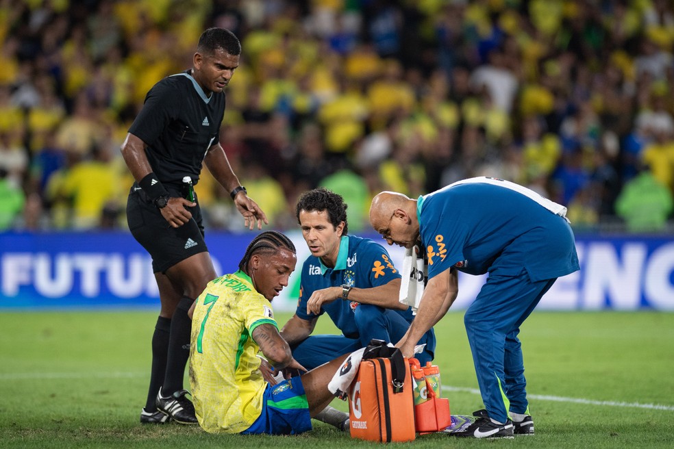 João Pedro explica vômito em campo após choque com Martinelli: "Me senti um pouco mal"