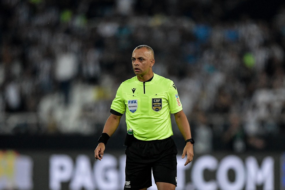 Árbitro da Copa do Catar, Wilton Pereira Sampaio "sumiu" das escalas no Brasileirão — Foto: Thiago Ribeiro/AGIF