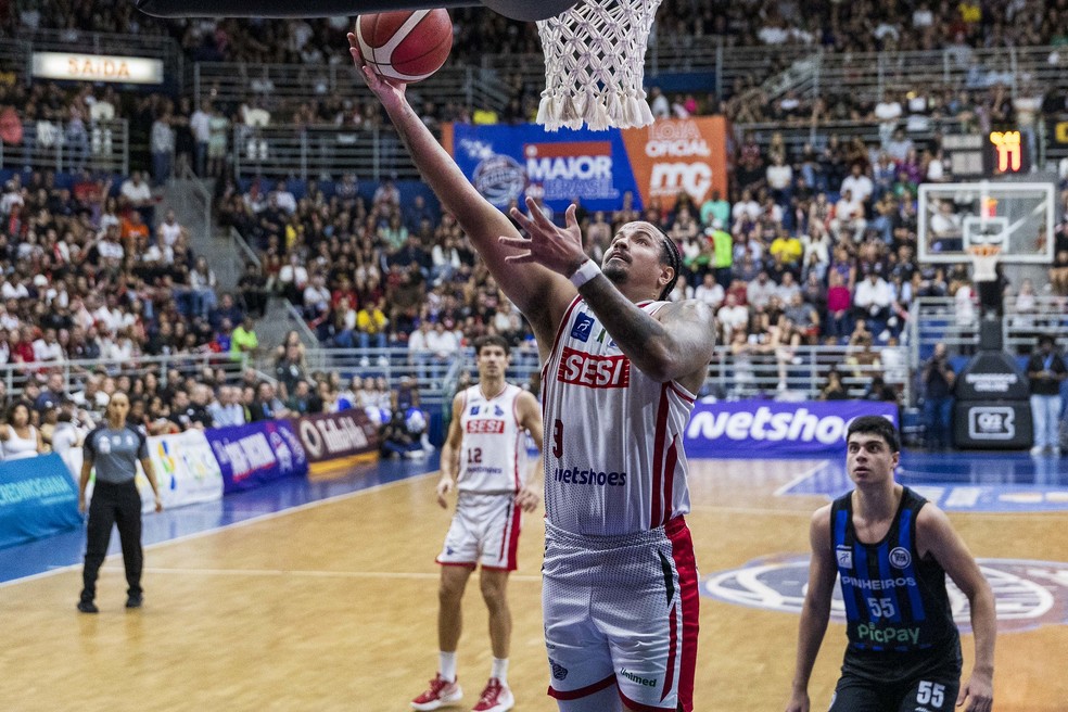 Lucas Dias em ação pelo Franca contra Pinheiros no jogo 4 da final do NBB 2025/2026 contra Pinheiros — Foto: Marcos Limonti RELANCE/SFB