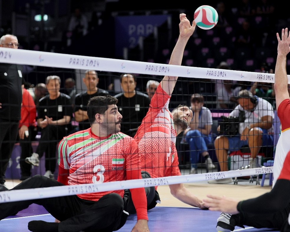 Paralimpíadas 2024: gigante de 2,46m do vôlei do Irã chega a 1,93m até sentado, com braços esticados — Foto: Getty Images