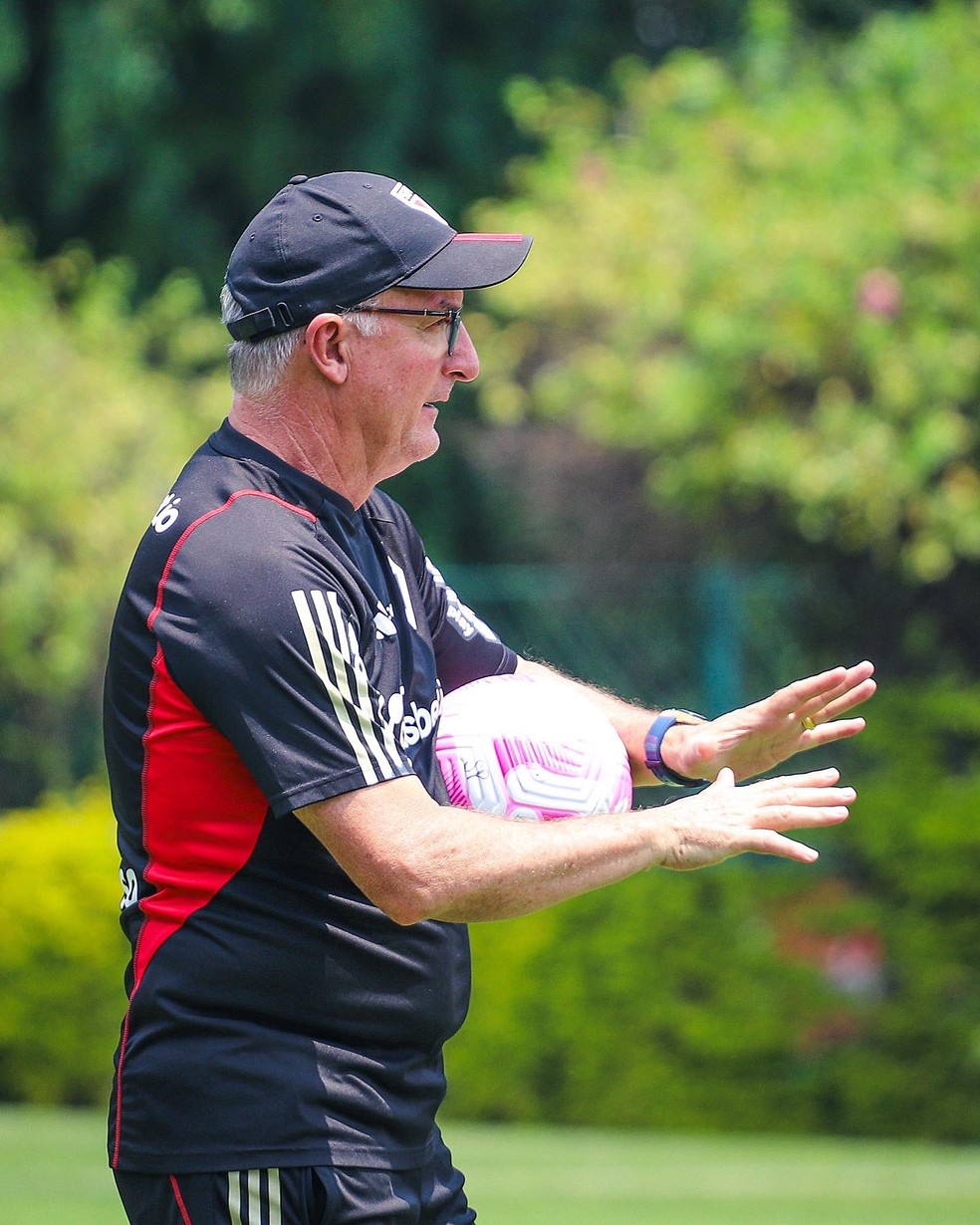 Dorival Júnior fez os últimos ajustes no time antes do clássico contra o Palmeiras — Foto: Divulgação/saopaulofc