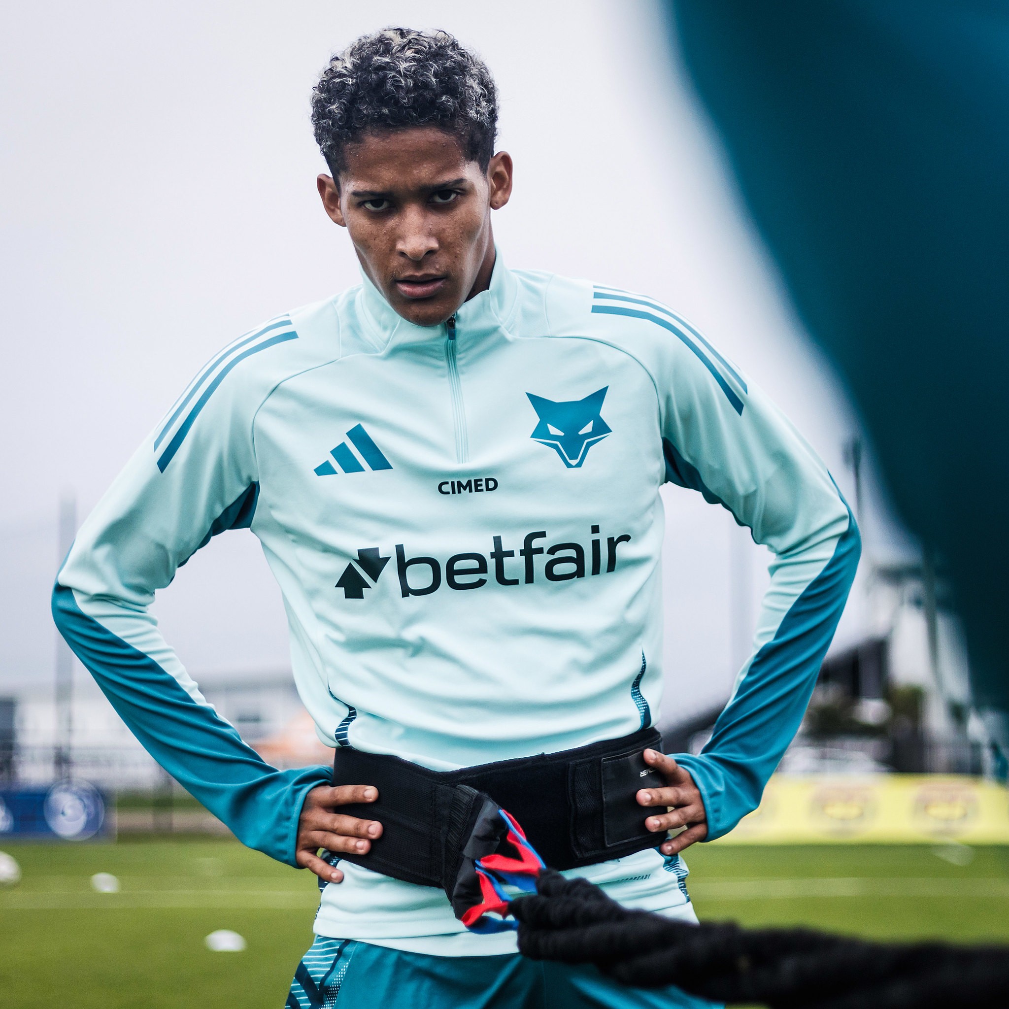 Clube japonês altera proposta e Cruzeiro encaminha saída de Tevis.