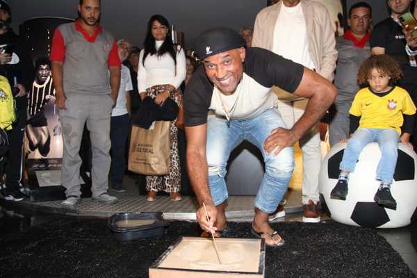 Viola eternizado na Calçada da Fama do Corinthians: Momento de Gratidão