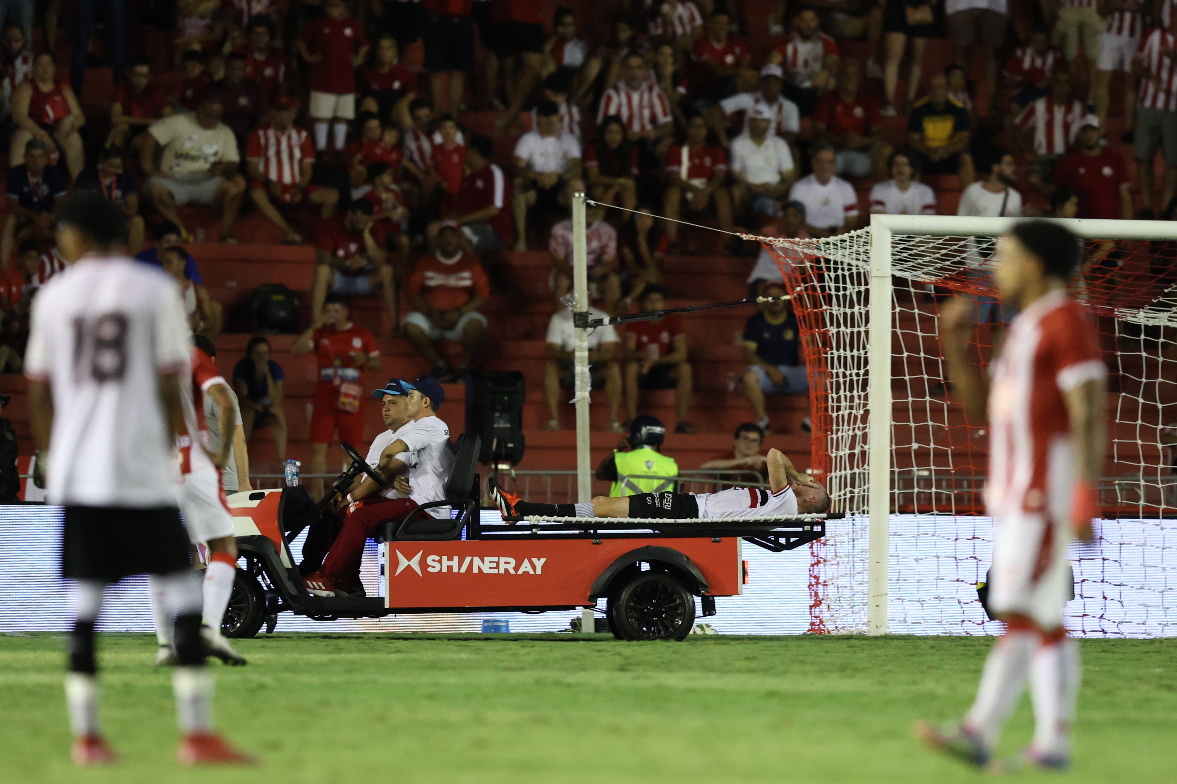 Zagueiro Ianson sofre grave pancada na cabeça e é levado de ambulância, mas passa bem