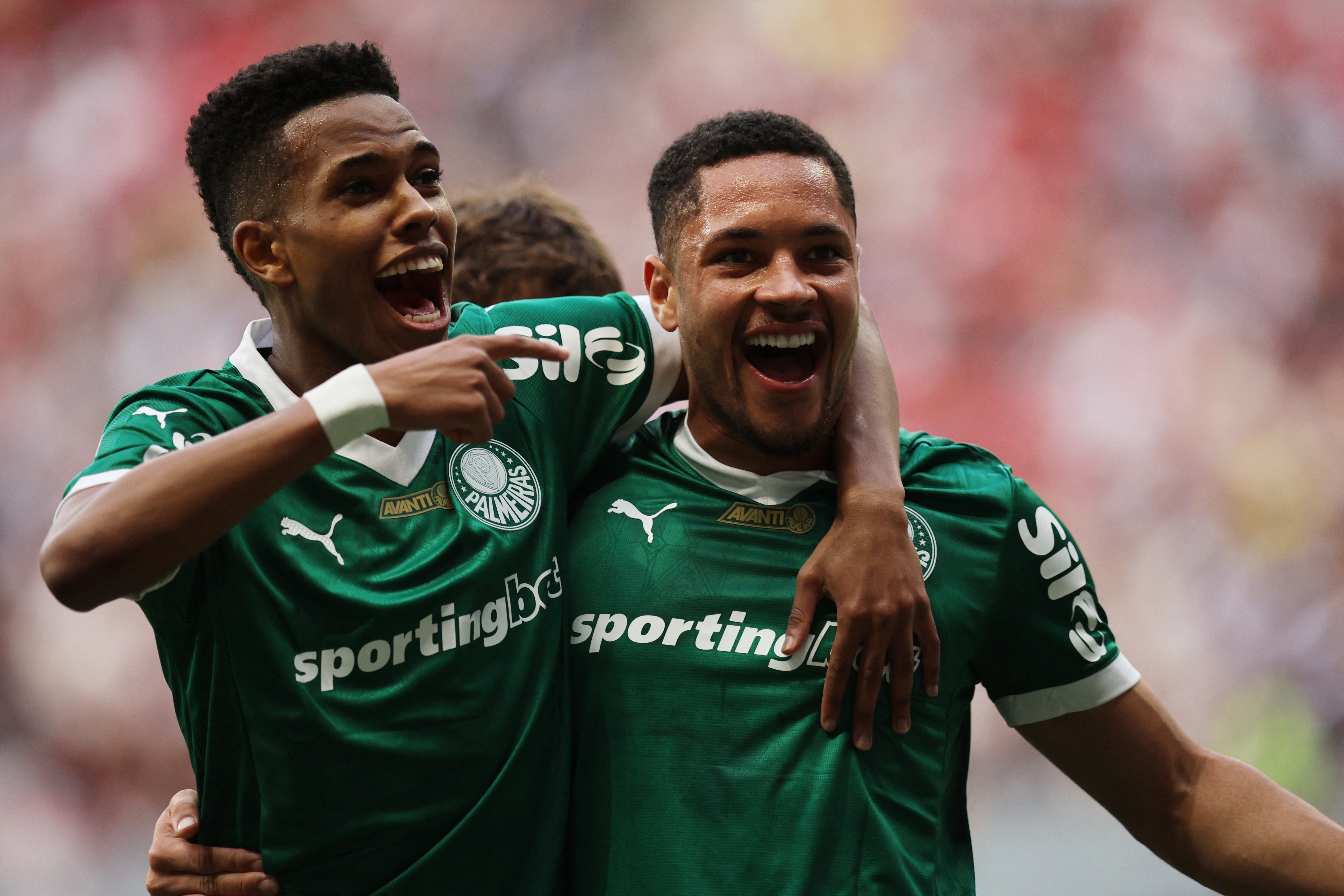 Atuações do Palmeiras: Giay e Vitor Roque se destacam em vitória importante.
