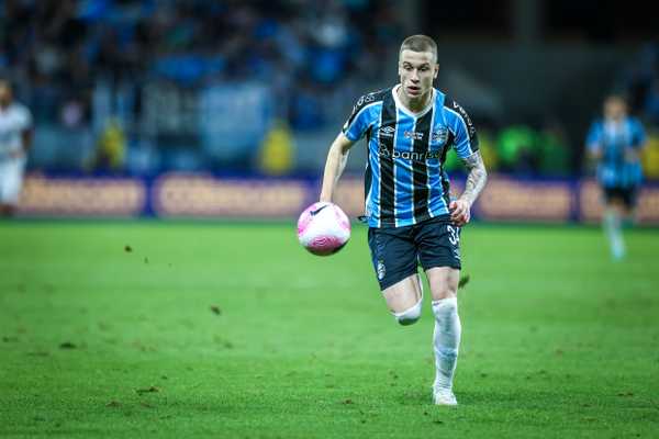 Jovem lateral do Grêmio terá chance contra o Atlético-MG após assistir Gre-Nal na arquibancada.