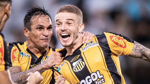 Léo Naldi e Robson comemoram gol do Novorizontino contra o Santos, pelas quartas do Paulistão