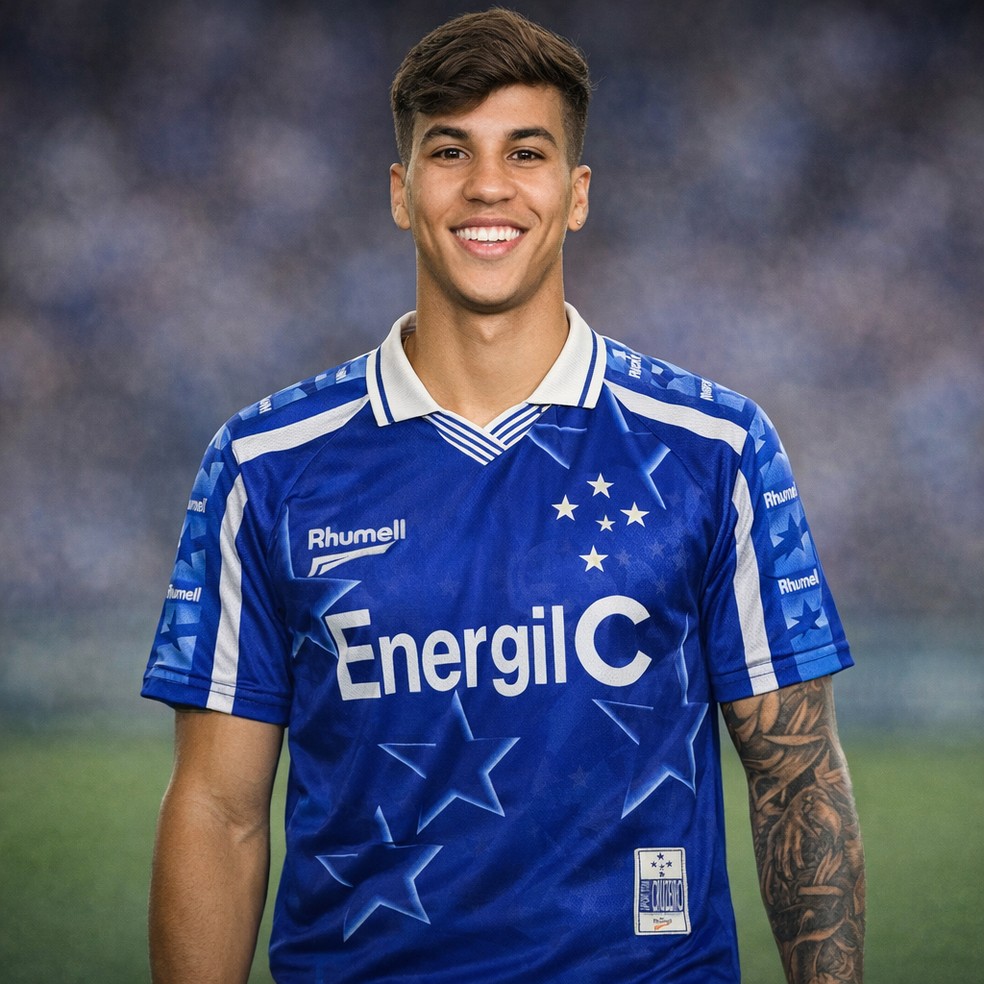Kaio Jorge com modelo do Cruzeiro de 1997, em imagem feita por IA — Foto: Montagem IA