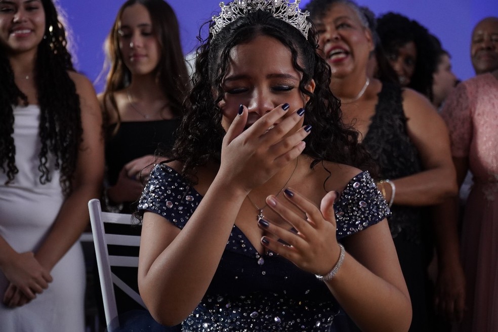 Sofia Gonçalo chora com mensagem de Matheus Pereira na festa de 15 anos — Foto: Gleidson Ricardo Cesarino
