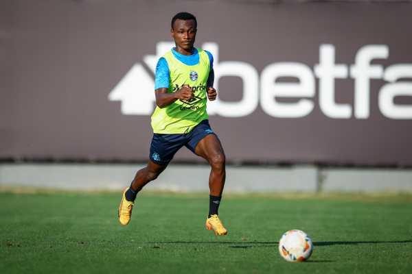 Atacante do Grêmio busca retomar confiança após perder espaço com Renato.