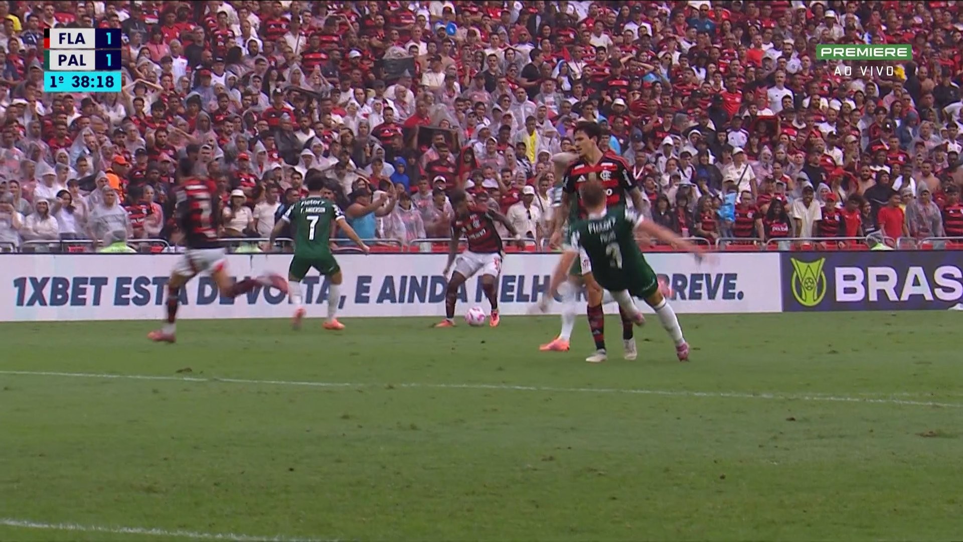 QUAL SUA OPINIÃO? Comentarista diz que pênalti polêmico foi bem marcado contra o Palmeiras