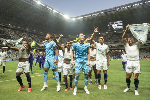 Cruzeiro divulga bastidores com discursos inflamados no vestiário e provocações: Galinheiro é nosso