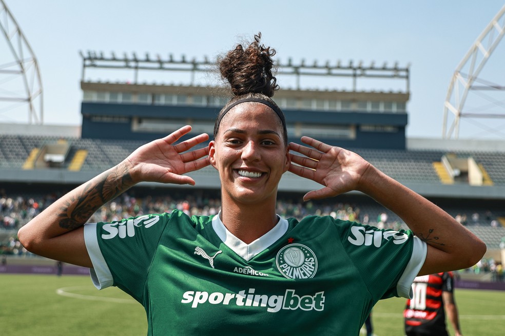 Amanda Gutierres, atacante do Palmeiras, celebra gol com a camisa do clube.