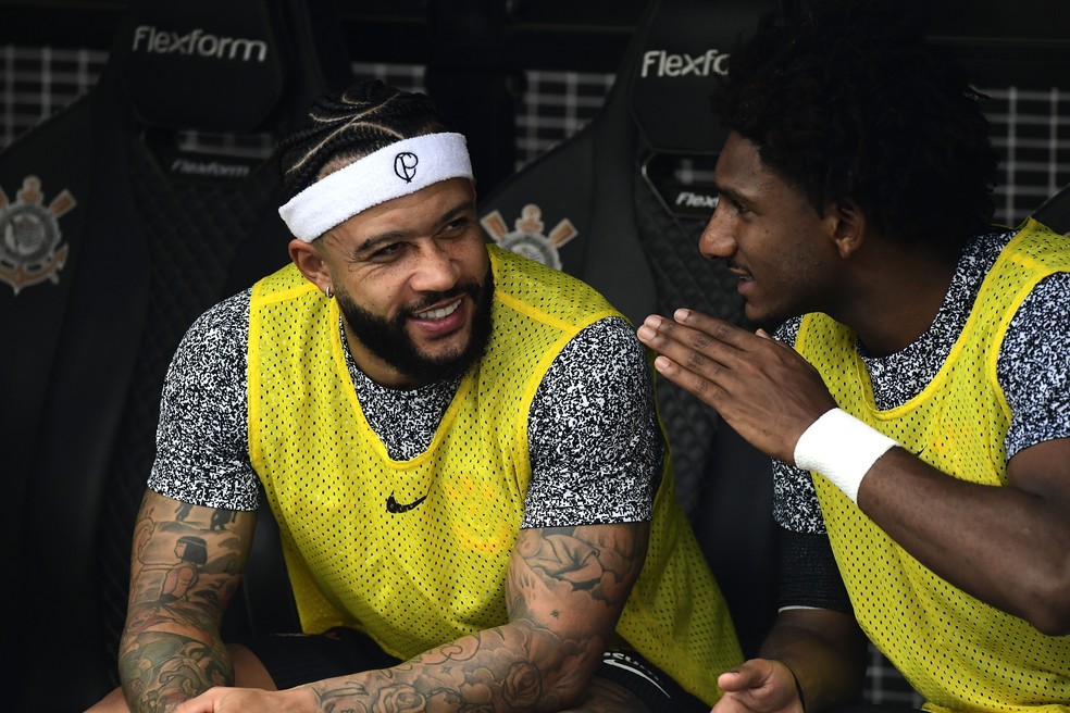 Memphis conversa com Talles Magno ainda no banco de reservas do Corinthians