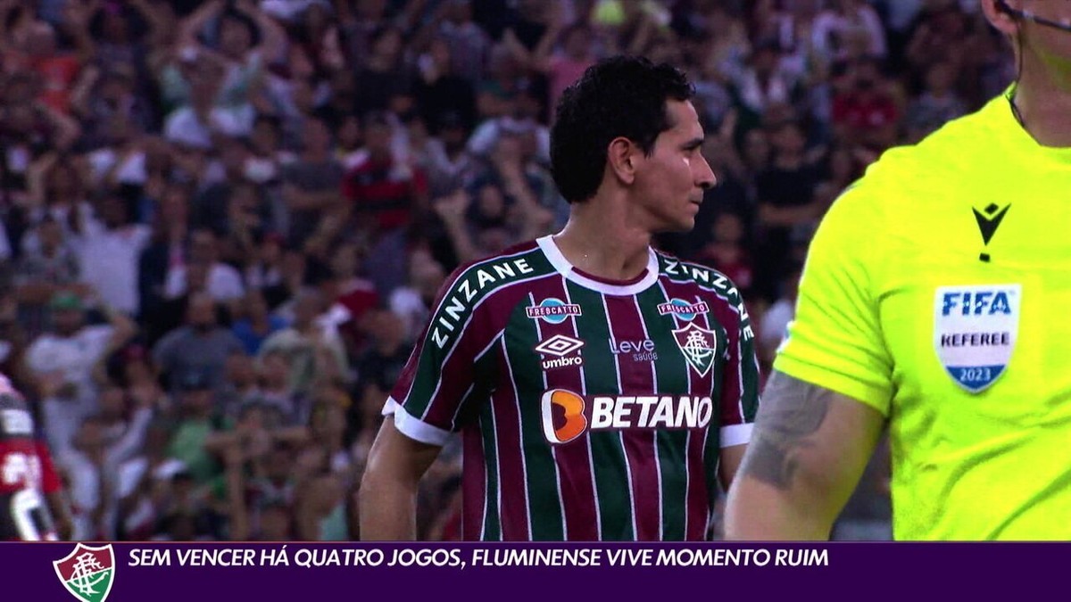 Alexsander e jogadores da base do Fluminense visitam crianças que