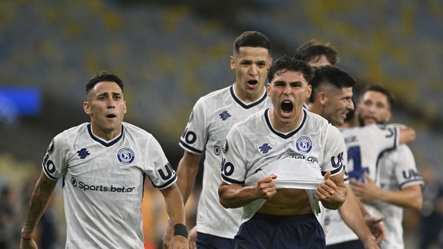 Jogadores do Ind. Rivadavia comemoral gol de empate com o Fluminense na Libertadores