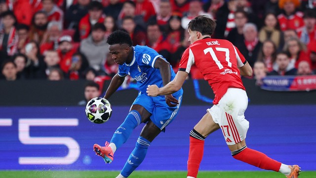 Vini bate para abrir o placar com um golaço em Benfica x Real Madrid