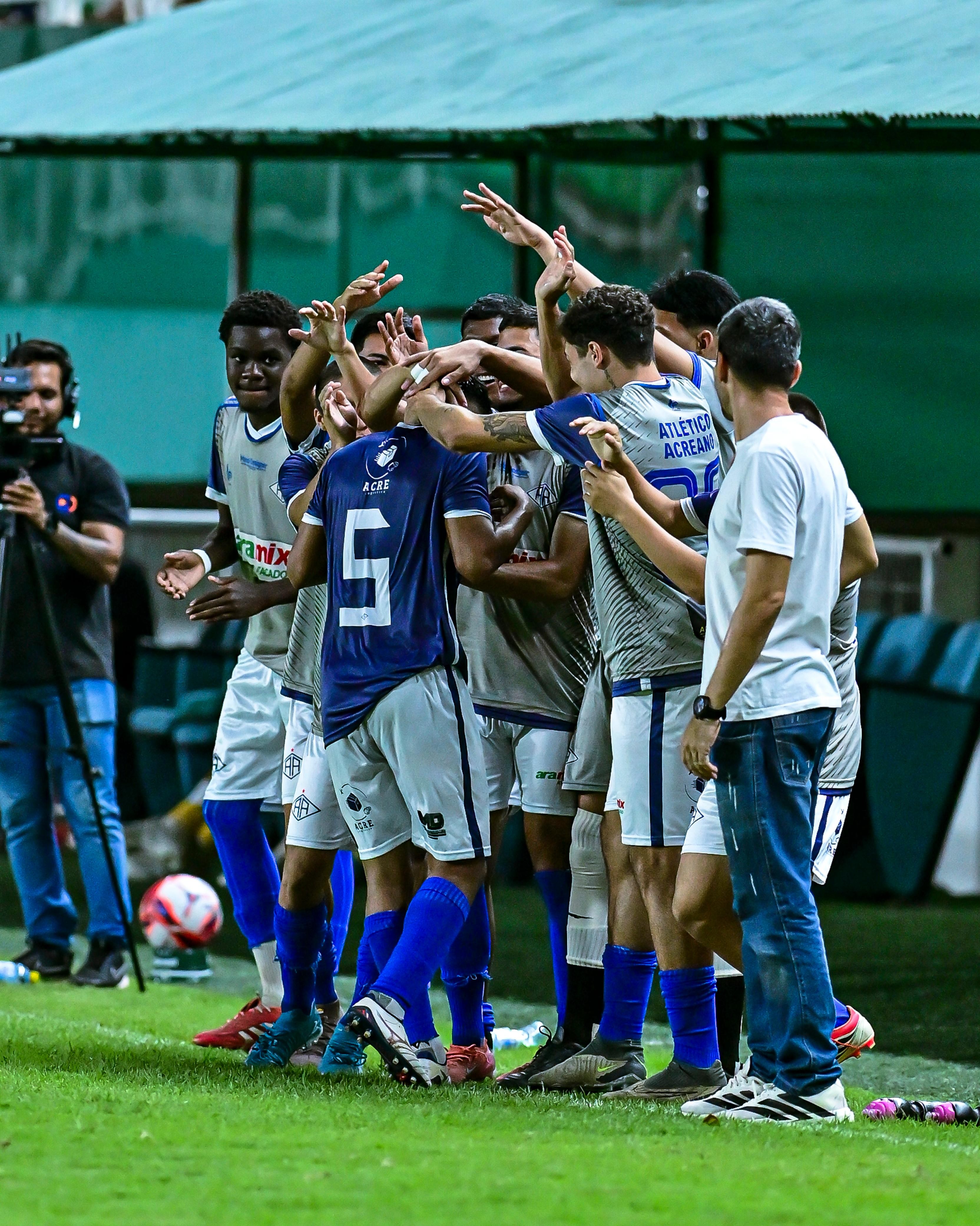 Jogadores do Atlético-AC comemorando vitória histórica na Arena da Floresta