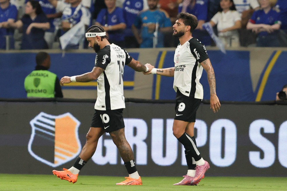 Memphis e Yuri Alberto em Cruzeiro x Corinthians  Foto: Gilson Lobo/AGIF