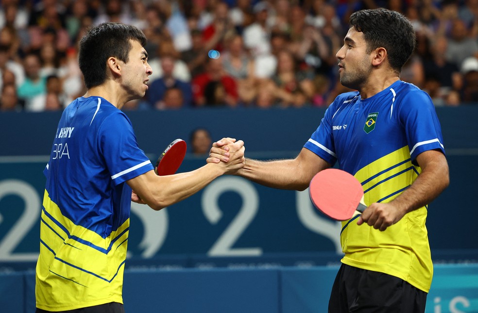 Vitor Ishiy e Guilherme Teodoro comemoram em vitória — Foto: REUTERS/Kim Hong-Ji