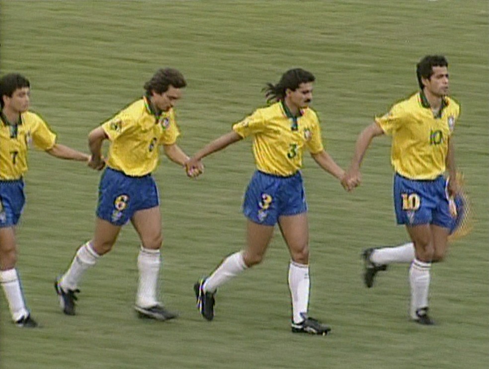 Seleção entrou de mãos dadas em 1993, início do ritual que culminou em 1994