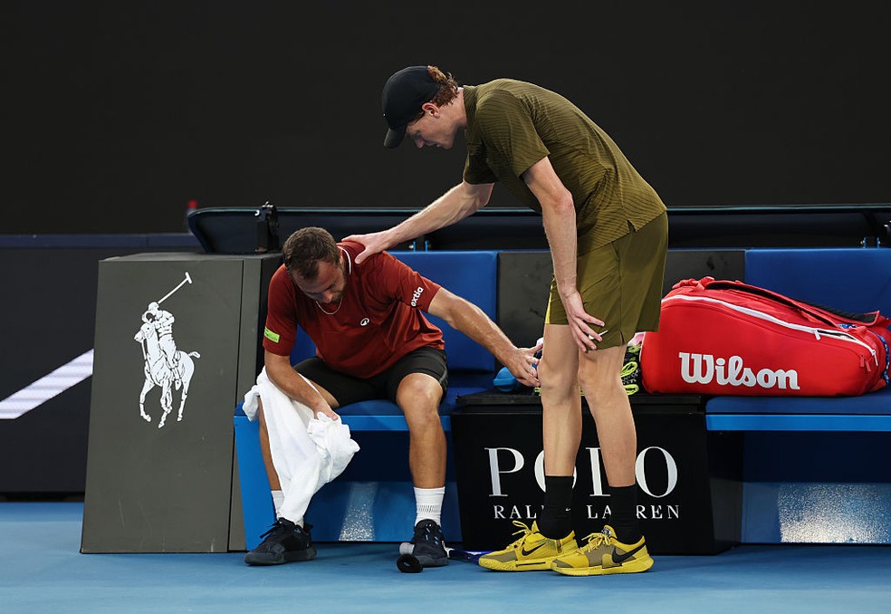 Jannik Sinner consola Hugo Gaston no Australian Open — Foto: Phil Walter/Getty Images