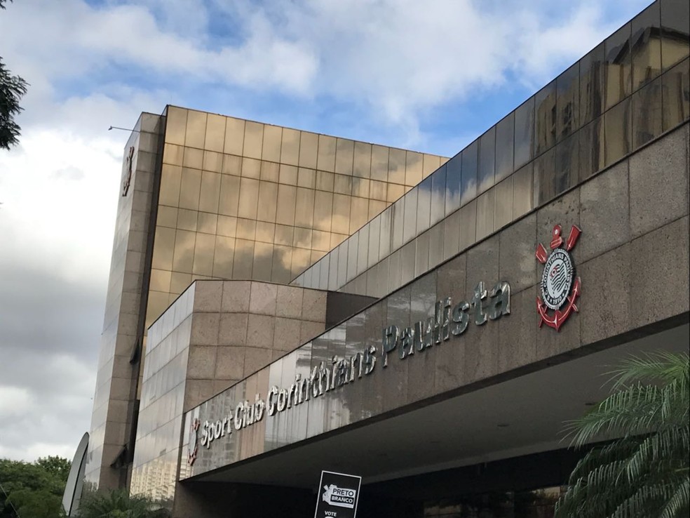 Organizada vai à sede do Corinthians e se reúne com presidente Andrés Sanchez | corinthians | ge