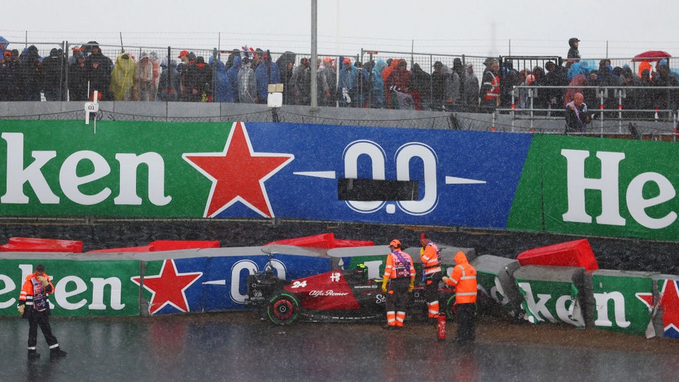 Guanyu Zhou bateu nas últimas voltas do GP da Holanda de F1 2023 — Foto: Bryn Lennon - Formula 1/Formula 1 via Getty Images