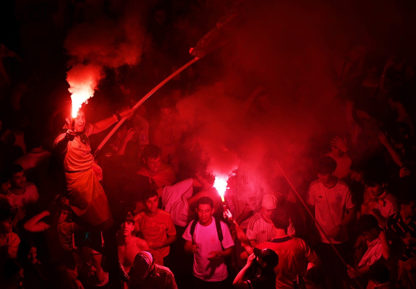 Torcedores lotam ruas de Madri e fazem festa pelo título da Espanha na Copa; veja fotos