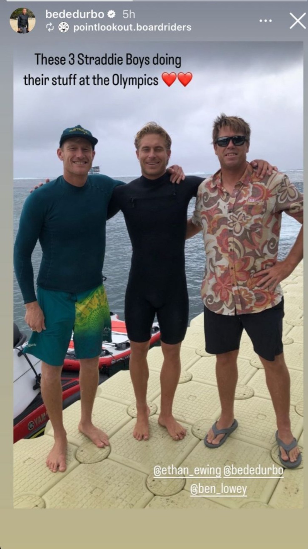 Foto publicada em que aparecem, juntos, Ethan Ewing (surfista australiano) e Ben Lowe (árbitro australiano) — Foto: Reprodução / Instagram