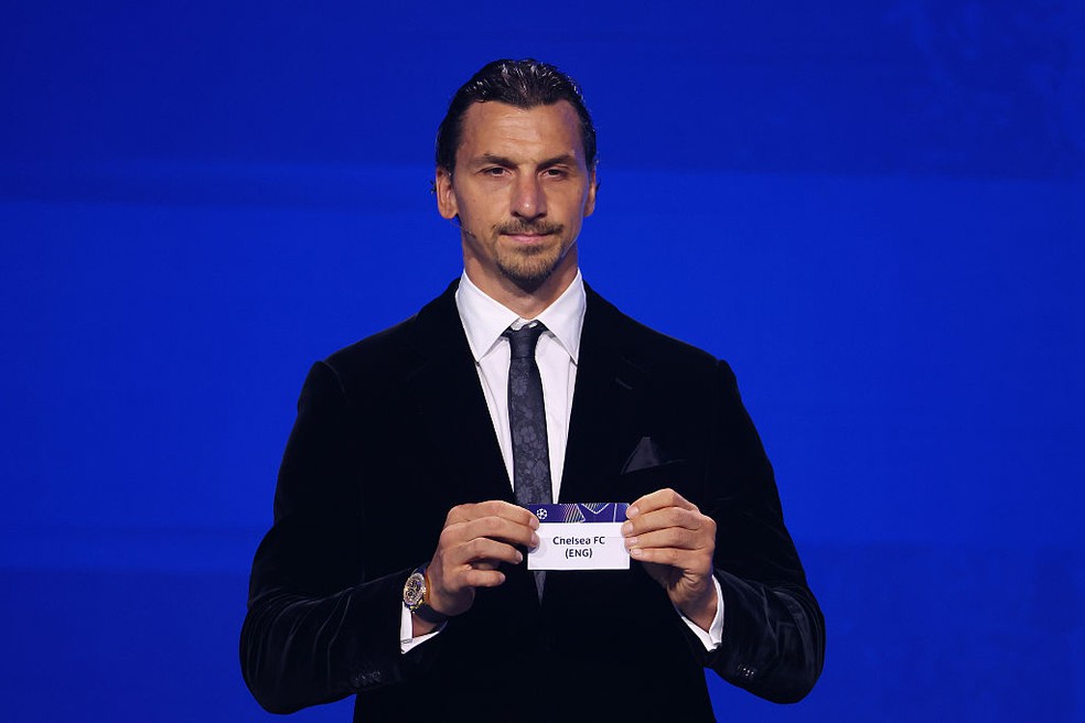 Ibrahimovic durante o sorteio da Champions — Foto: Getty Images