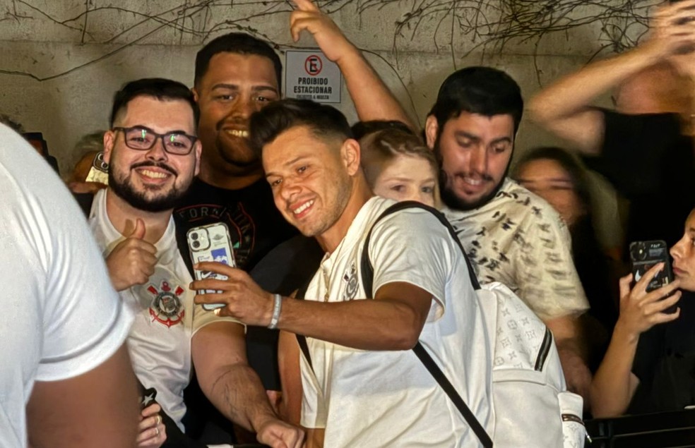 Romero na chegada do Corinthians a Curitiba — Foto: Emilio Botta
