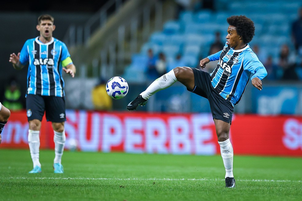Willian participa de jogada contra o Botafogo enquanto é observado por Kannemann — Foto: Lucas Uebel / Grêmio FBPA
